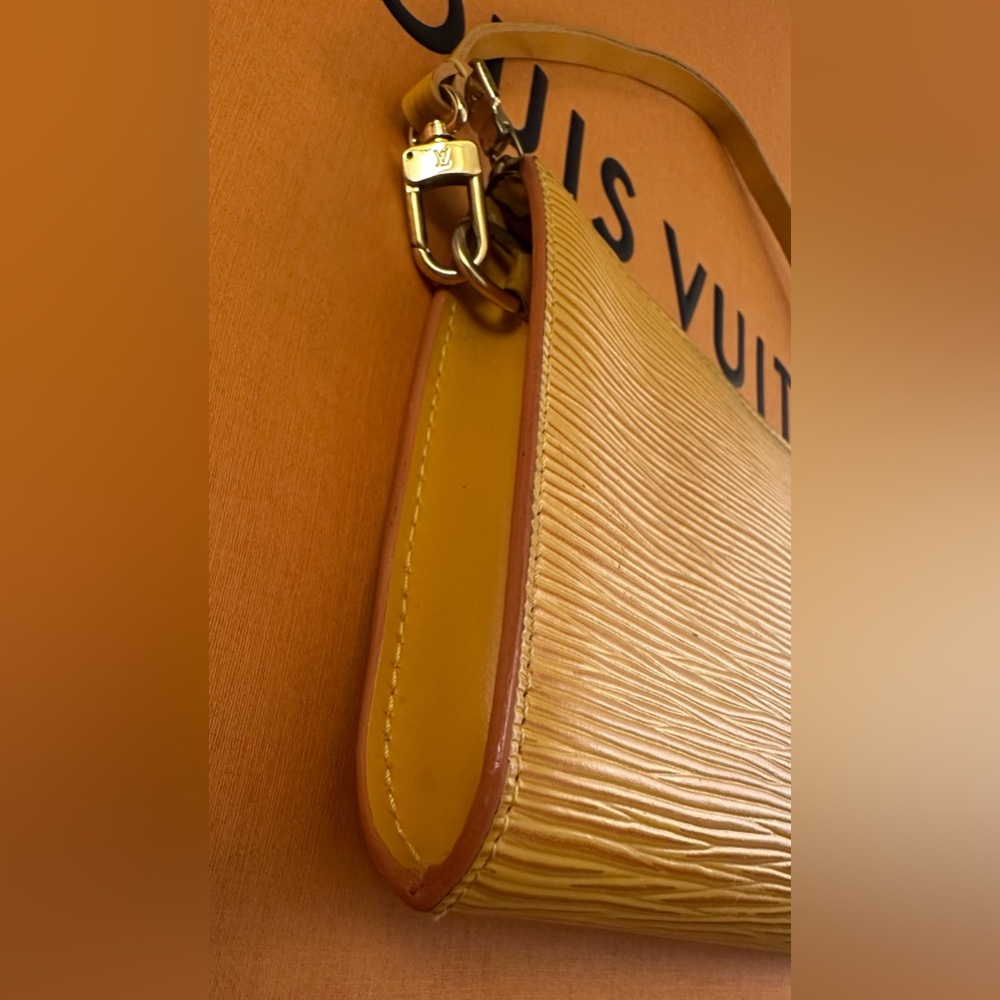 Louis Vuitton Pochette Yellow Epi Leather - Picture 5 of 11
